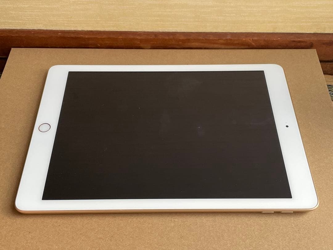 iPad 第5世代 Wi-Fiモデル 32GB ゴールド MPGT2J/A