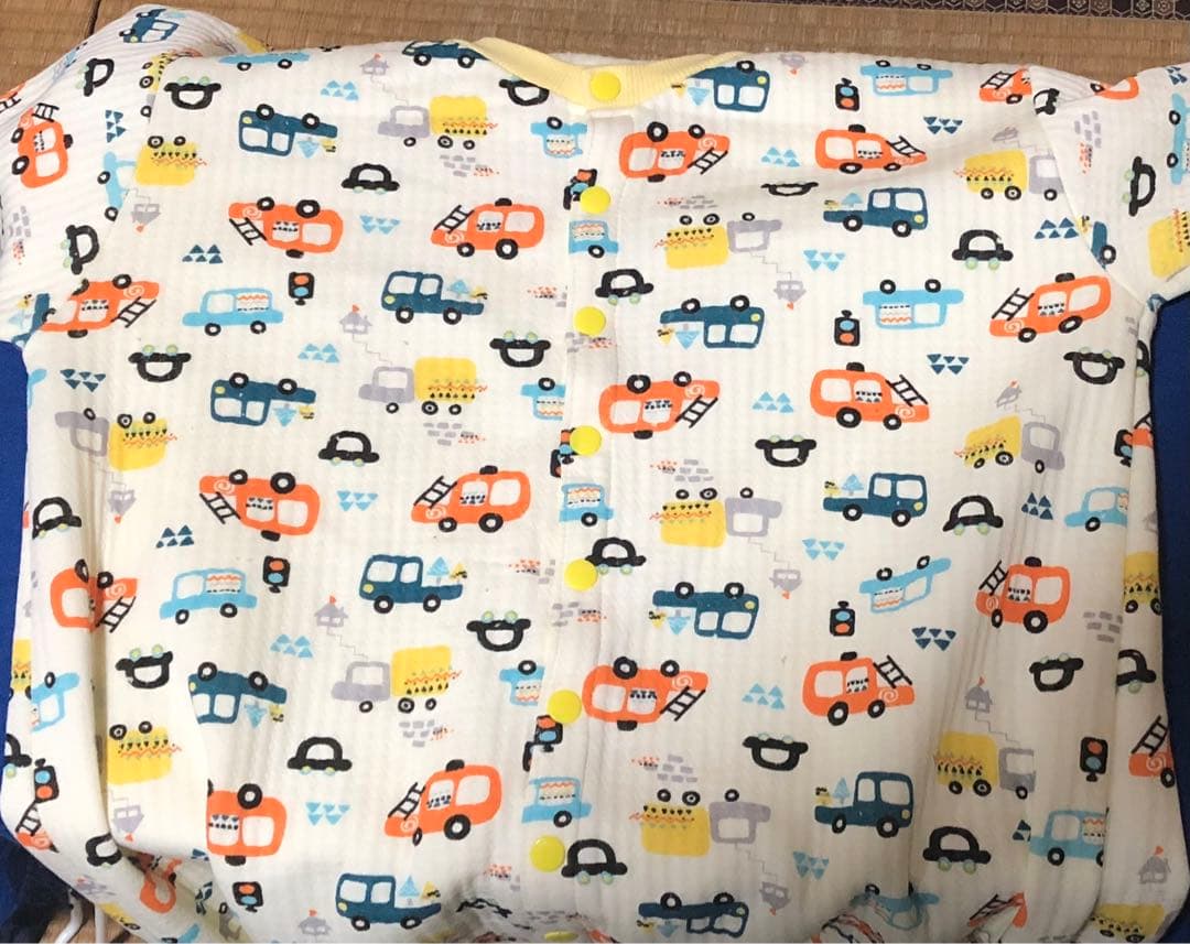 ベビーイエロー　つなぎパジャマ　ロンパース　車柄　厚手綿　Lサイズ位　Pホック付