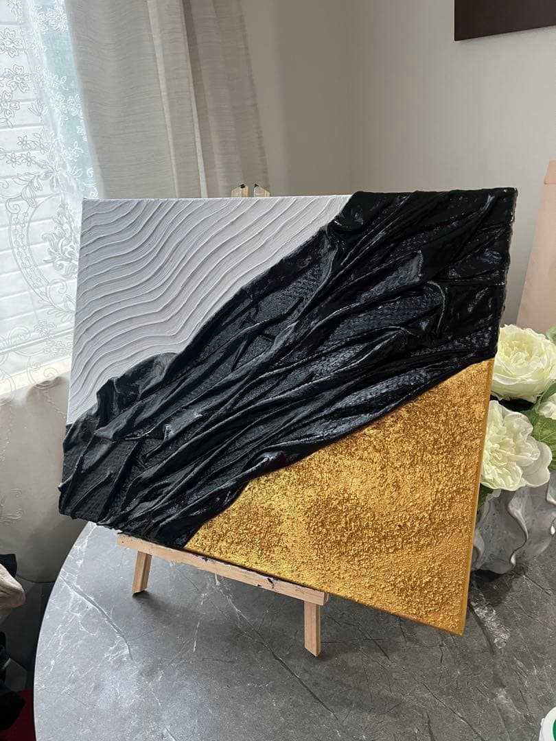 立体的な黒と金のアート作品