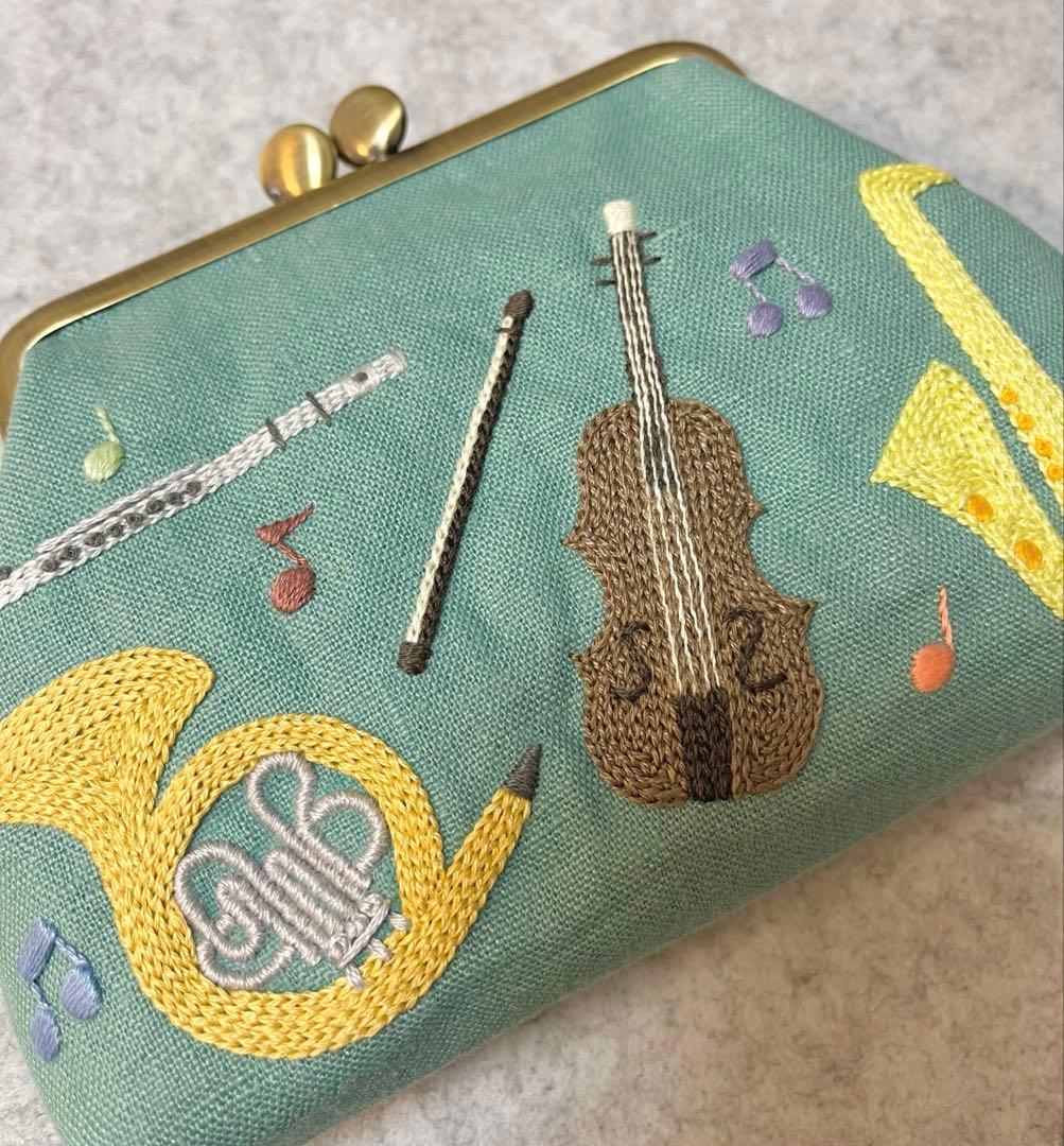 ハンドメイド　手刺繍　がま口ポーチ☆ kikiです