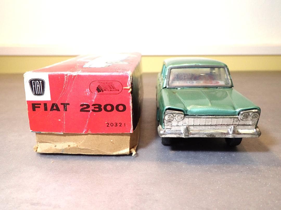 FIAT 2300 フリクションカー グリーン ビンテージブリキカー全長18㎝