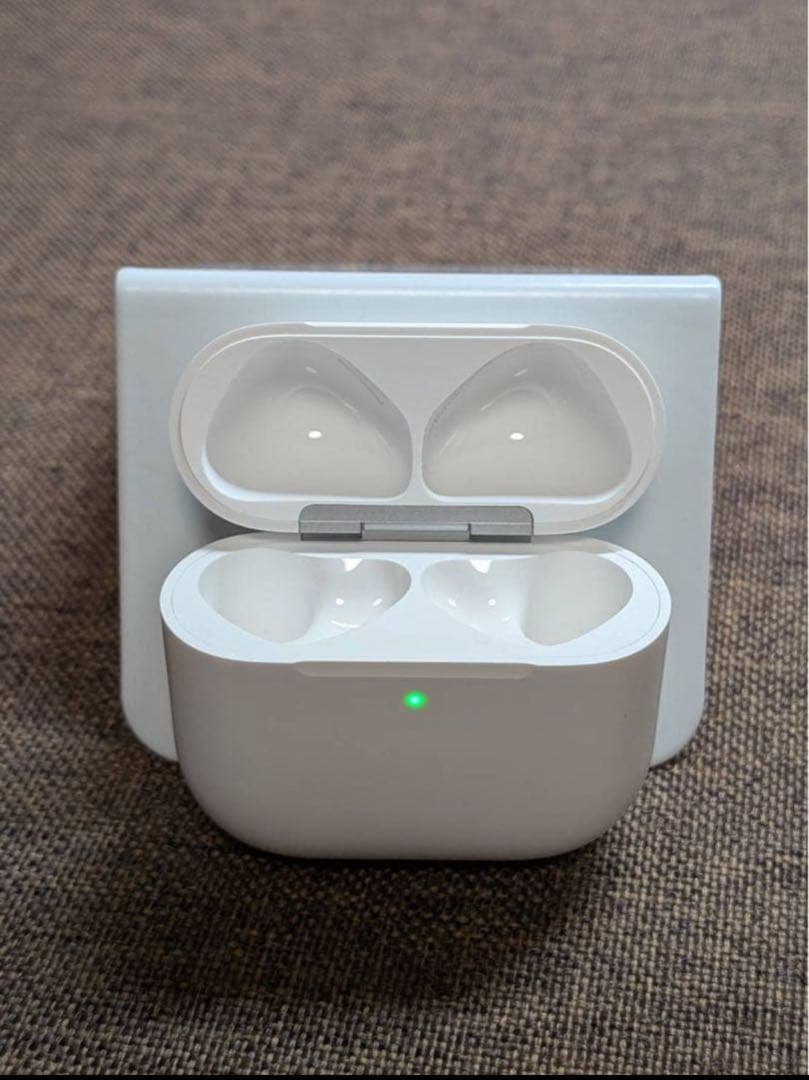 Apple AirPods 第4世代 充電ケースのみ 988