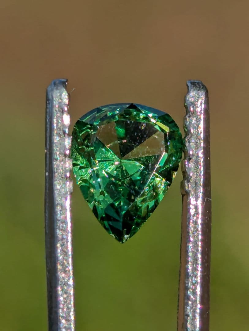天然グリーンガーネット 0.9ct トリリアントカット ツァボライトタイプ