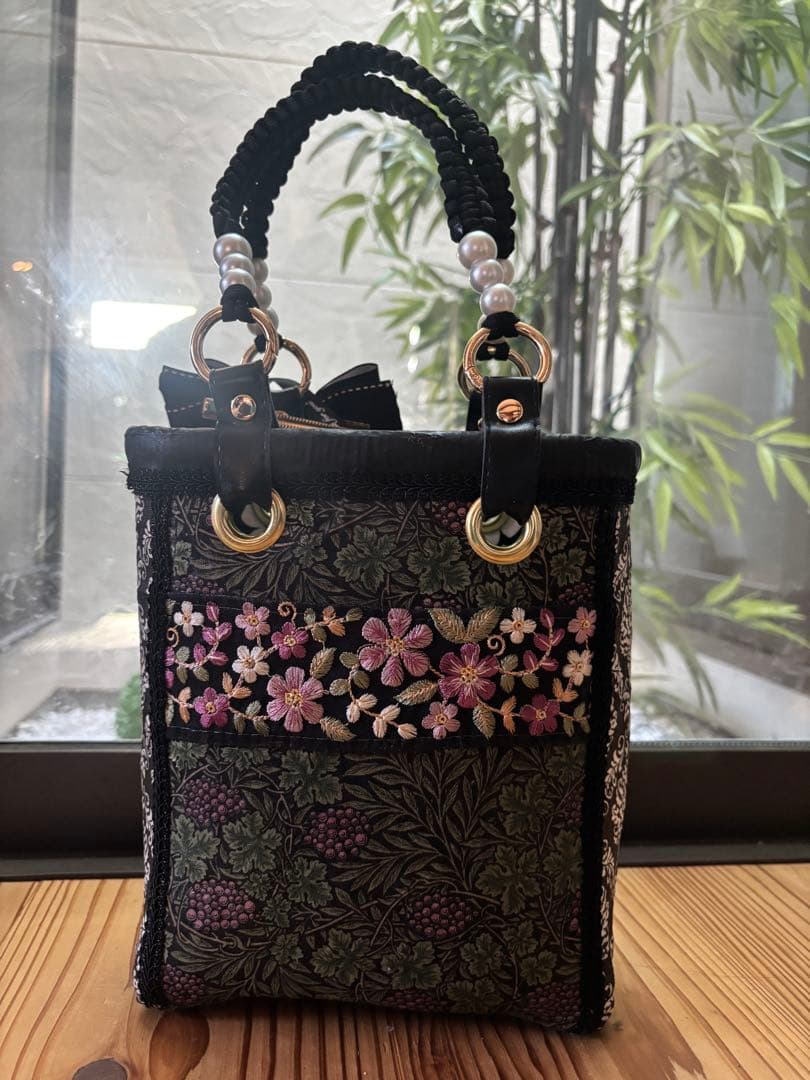 サイズ横21幅11縦24 リボン刺繍一閑張りバックいっかんばり
