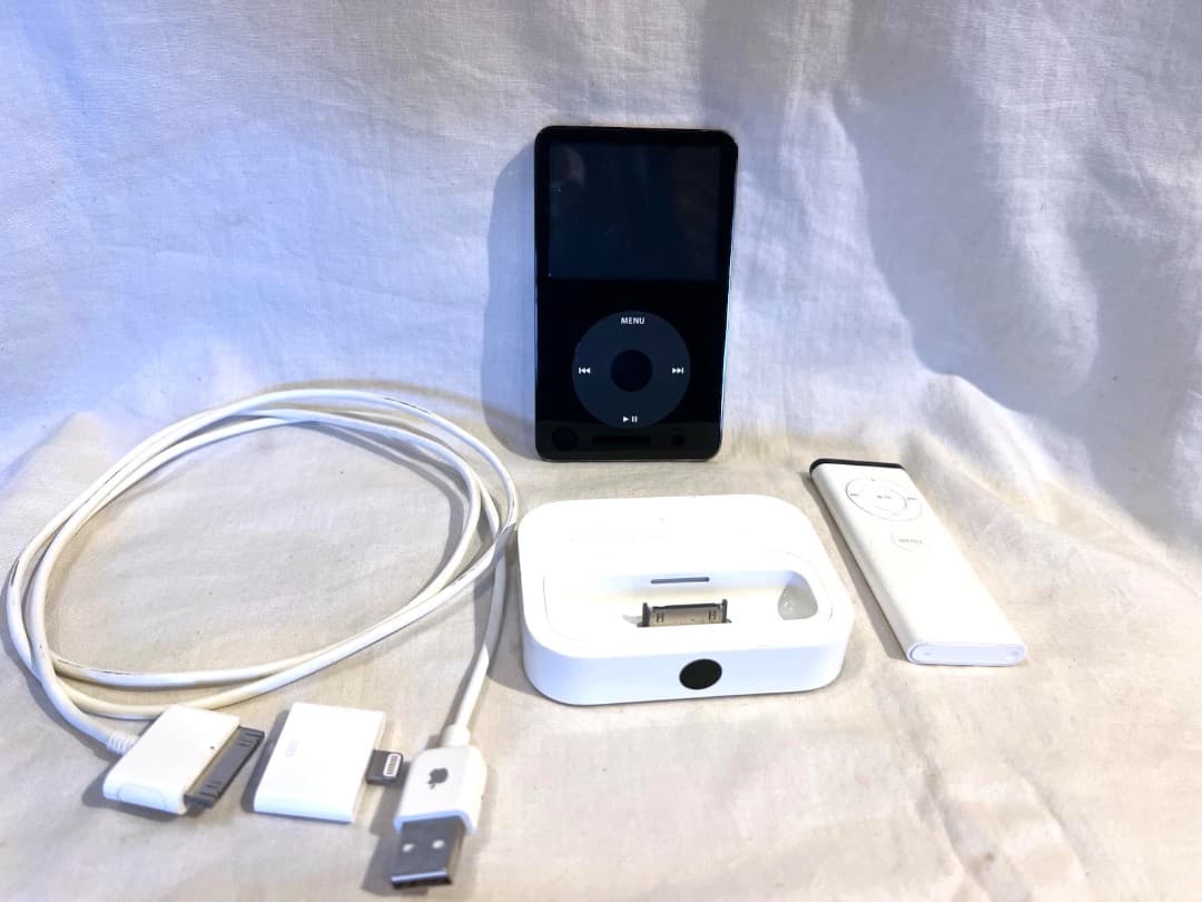 iPod Classic ブラック 30GB 動作確認済 スタンドほか付属品付