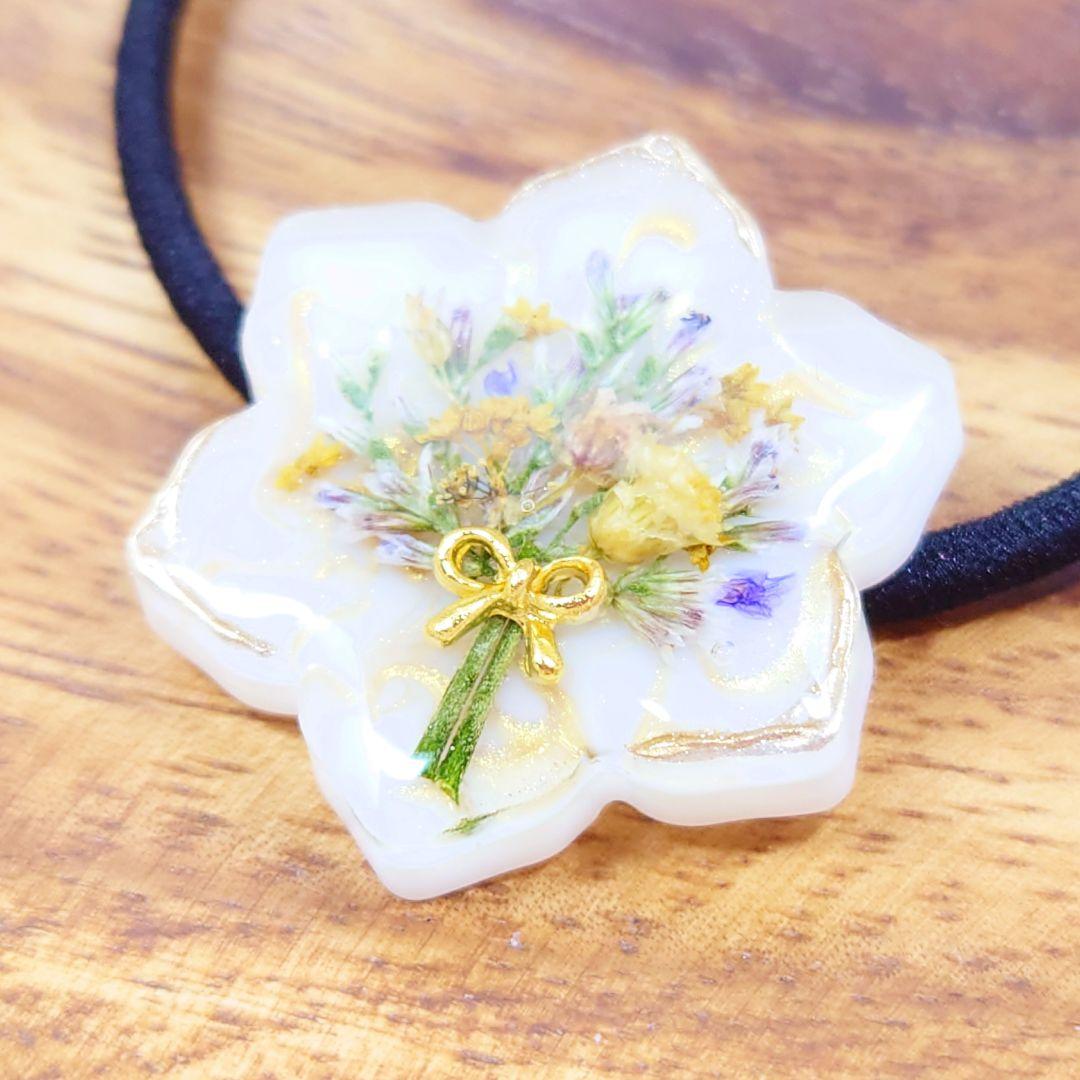 花束ヘアゴム ハンドメイド レジン ニュアンス ホワイト 押し花 リボン 白 花