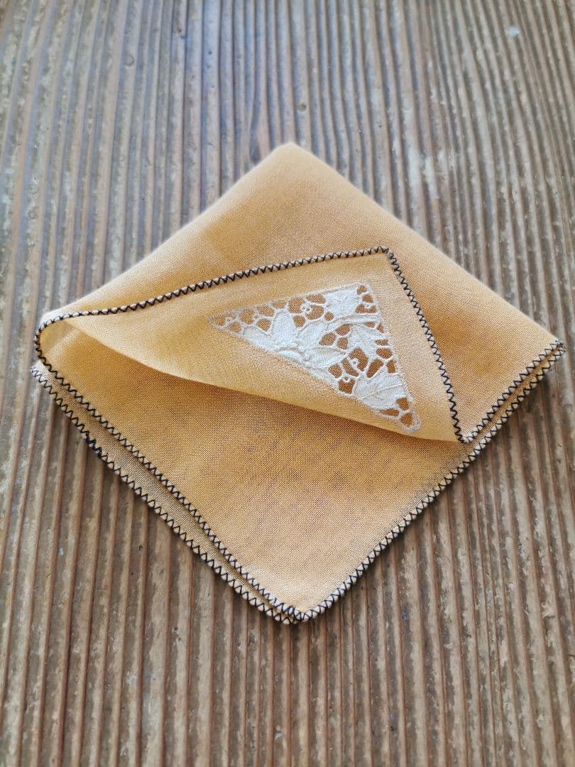 アンティークイギリス クレマチス刺繍オープンカットワーク嵌込 シアー杏色ハンカチ