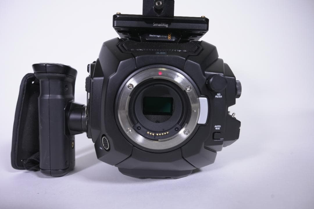 Blackmagic URSA Mini Pro 4.6K EF 本体と付属品