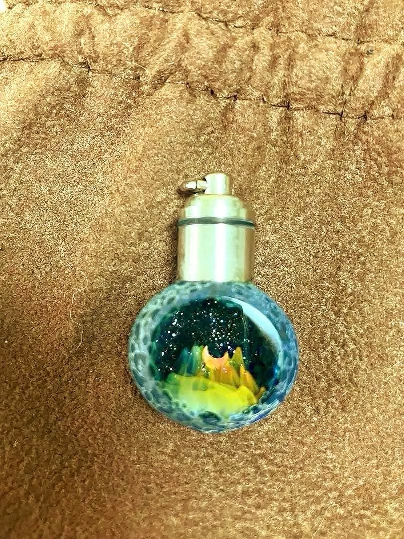※3日間限定値下げ！小石の中の小さな世界 宇宙 光る ハンドメイド ペンダント