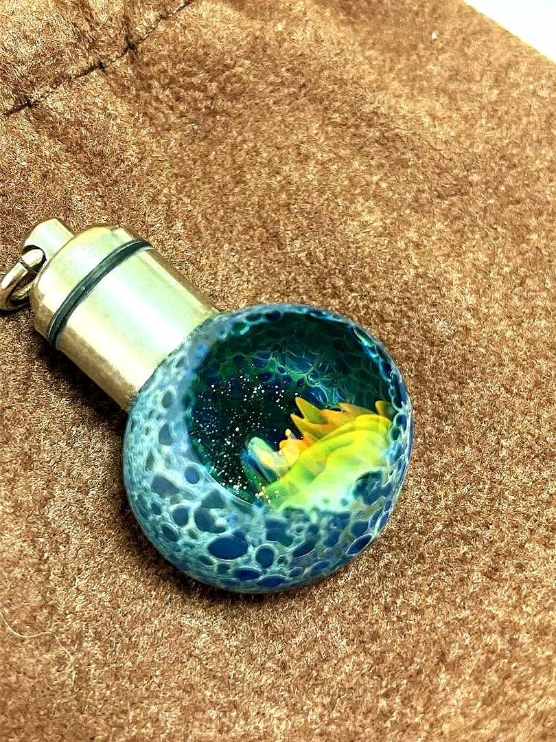※3日間限定値下げ！小石の中の小さな世界 宇宙 光る ハンドメイド ペンダント