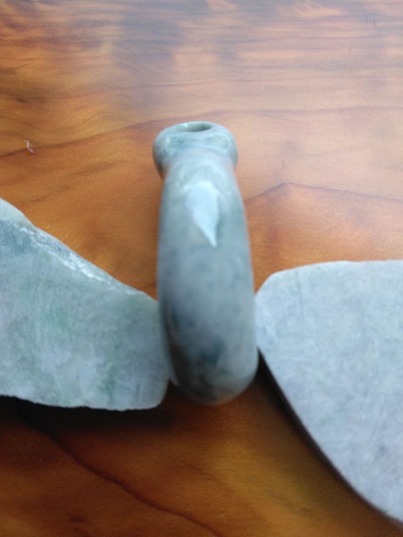 糸魚川翡翠　釣り針型