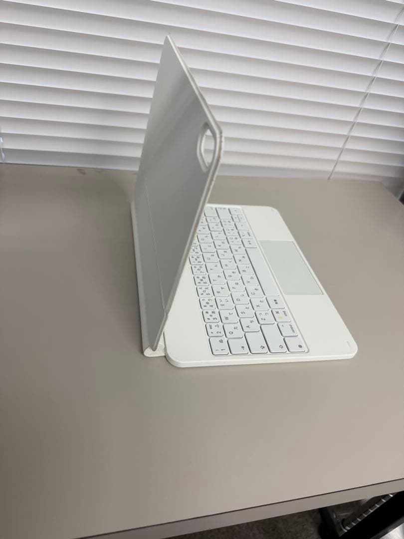 最新iPad (11世代、未使用に近い)+ マジックキーボード(非純正品)