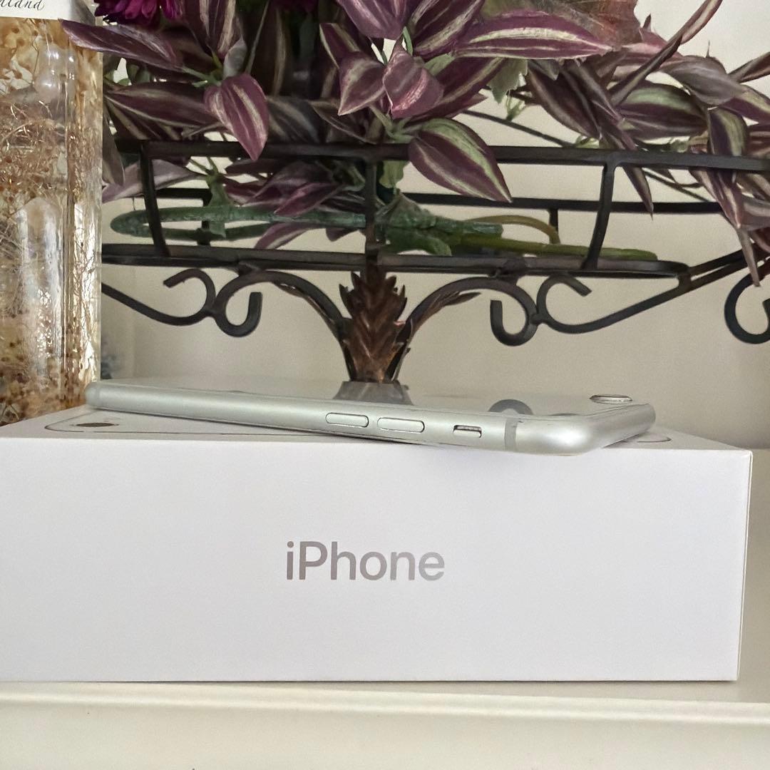 iPhone 8 シルバー 64GB SIMフリー　本体のみ