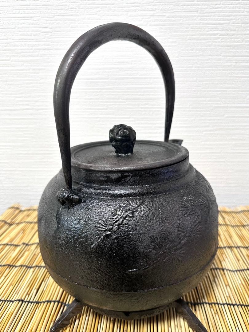 ＵＳＥＤ品　南部釜師造　３０型 松文様　大型鉄瓶　南部鉄瓶　南部鉄器　鉄瓶
