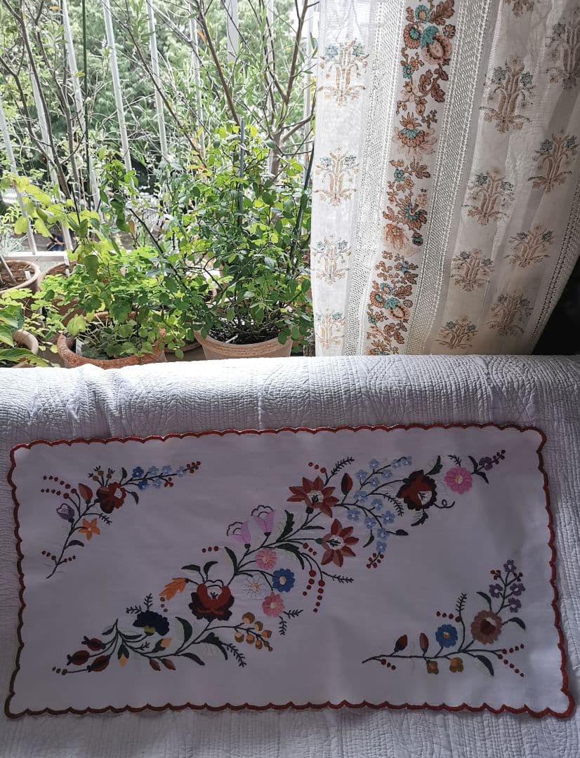アンティークハンガリー カロチャ刺繍 色糸花刺繍 スカラップリム クロスランナー