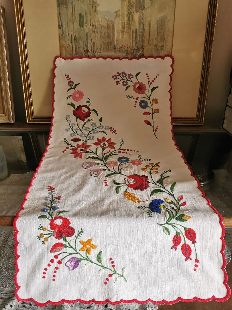 アンティークハンガリー カロチャ刺繍 色糸花刺繍 スカラップリム クロスランナー