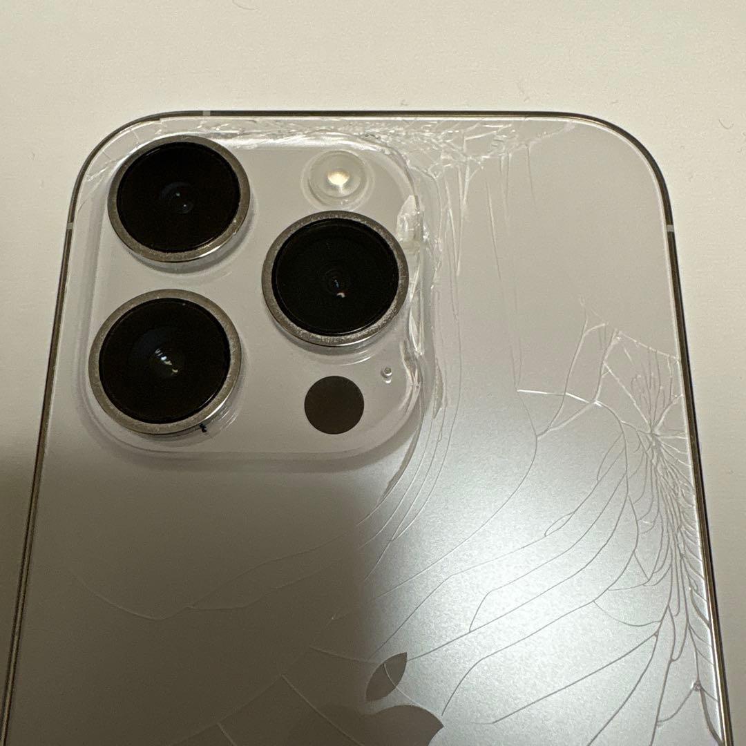 秋山 iPhone 14pro 256GB シルバー　背面割れ有り