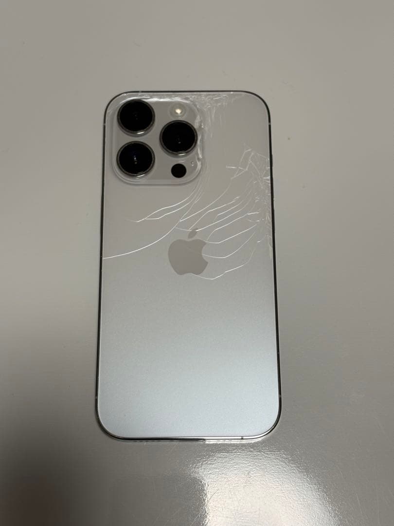秋山 iPhone 14pro 256GB シルバー　背面割れ有り