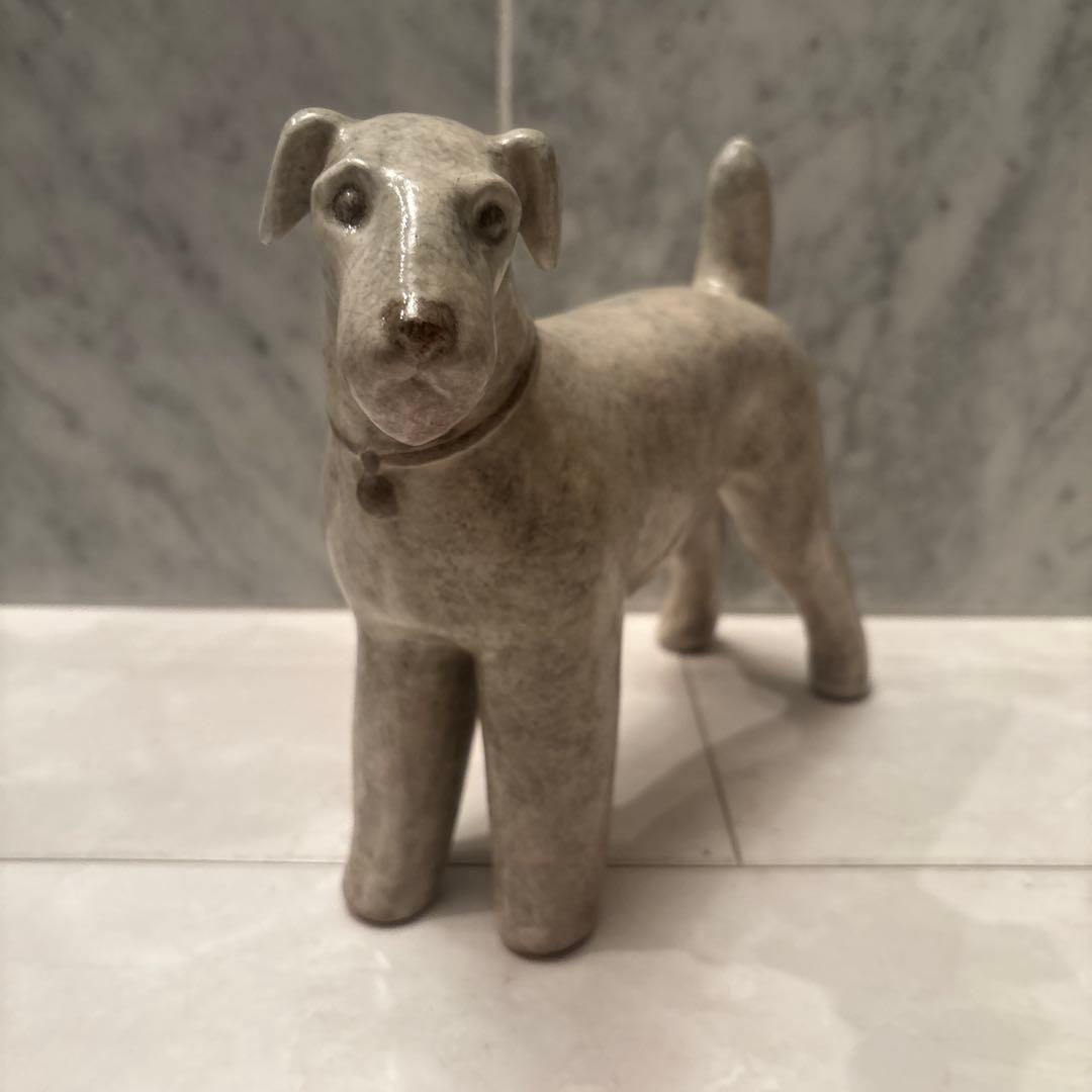 【作家物】上品で洗練された佇まいの犬　テリアの陶器オブジェ