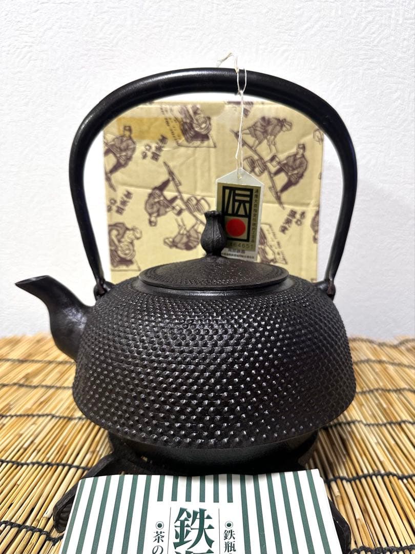 未使用、保管品、付属品付　岩手県奥州 佐秋鋳造所 佐藤守巨造 真作保証　南部鉄瓶