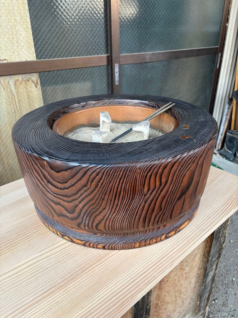 大型 丸太火鉢 直径約56cm 銅板鍋付き 杉？ 焼き仕上げ 古民具 囲炉裏