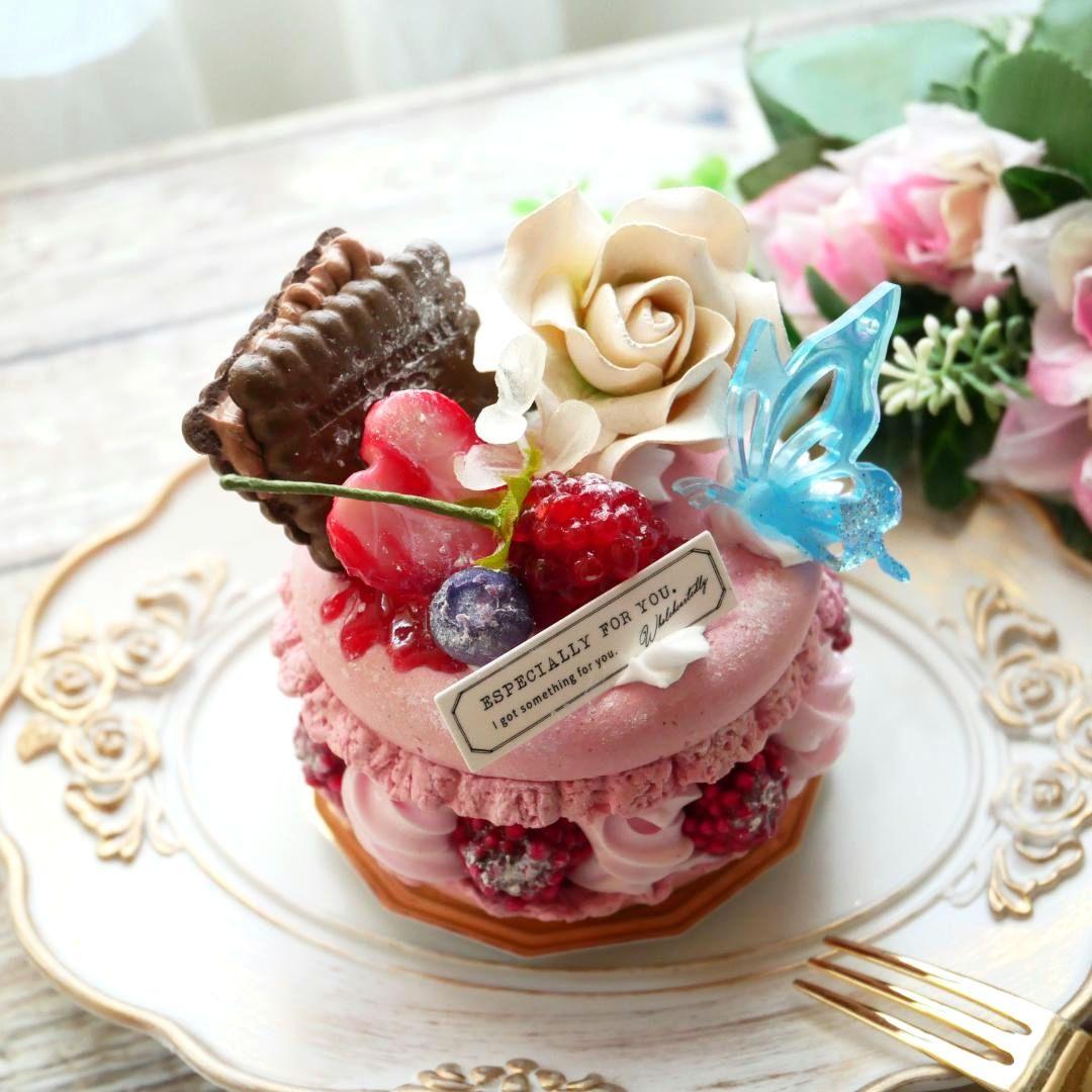 【ミッチー様】フェイクスイーツ❤︎‬ホワイトローズ飾り♡ベリーマカロンリスケーキ