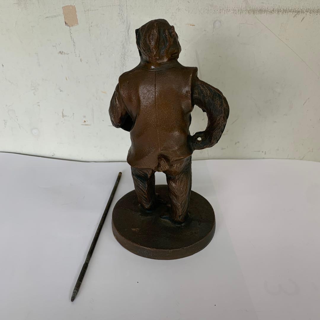 金属製 猿の像 皿と槍付き 約19cm