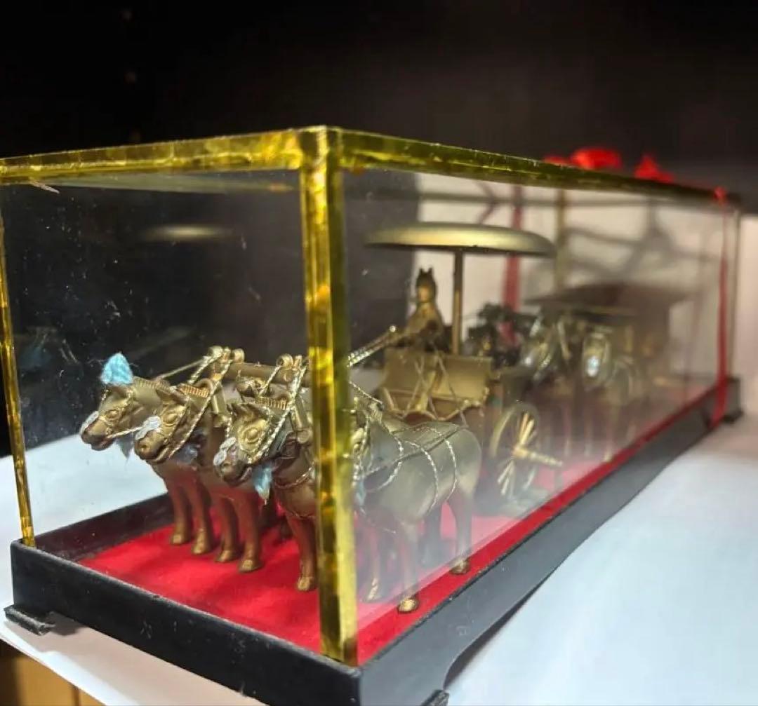 金属製馬車と馬の置物 ケース付き