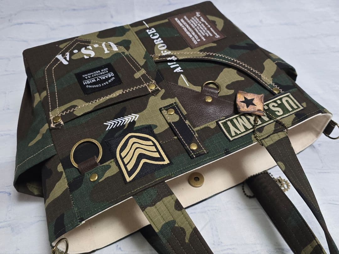 リメイクトートバッグ カモフラ柄 ARMY 底板。ストラップ付き 本革使用
