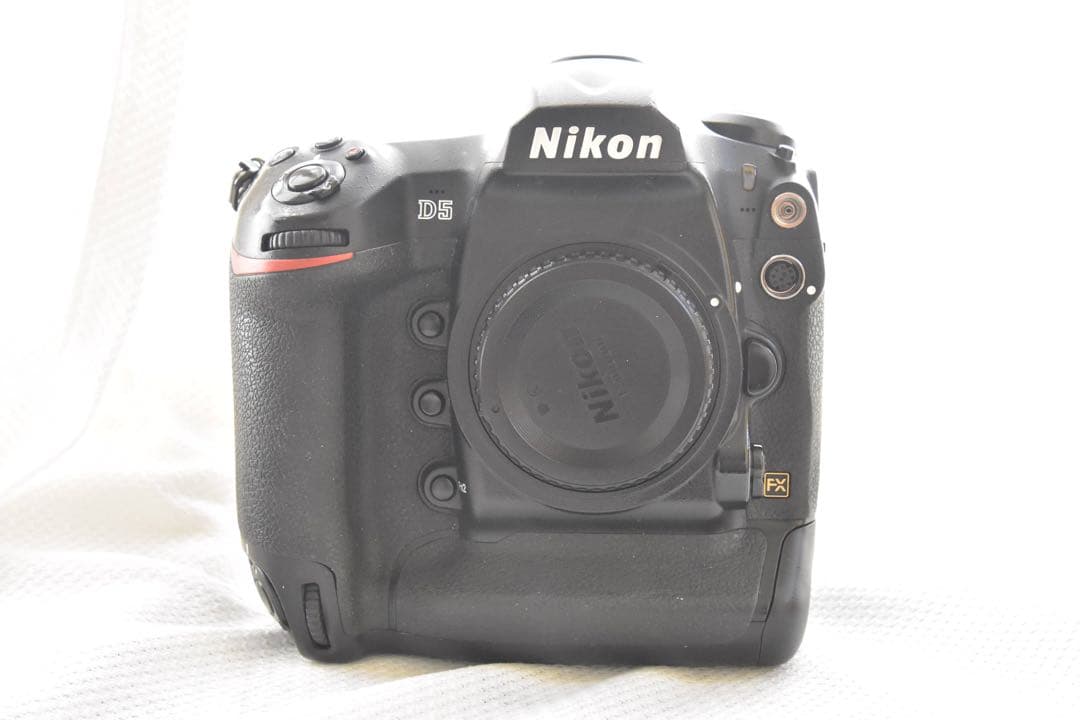 Nikon D5 本体、バッテリー、充電器、CFモデル、取説付き　値下げ