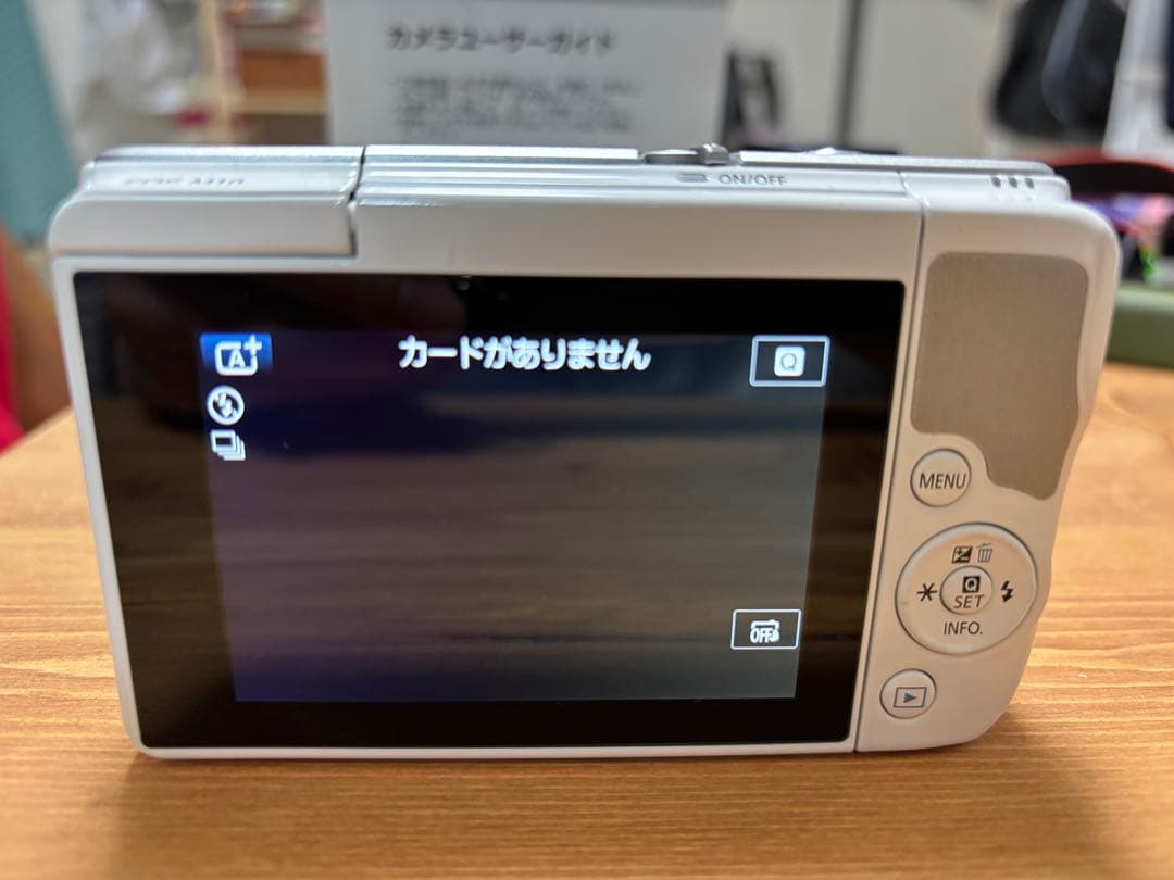 CanonEOS M1白ダブルズームキット 15-45㎜+55-200㎜カバー付