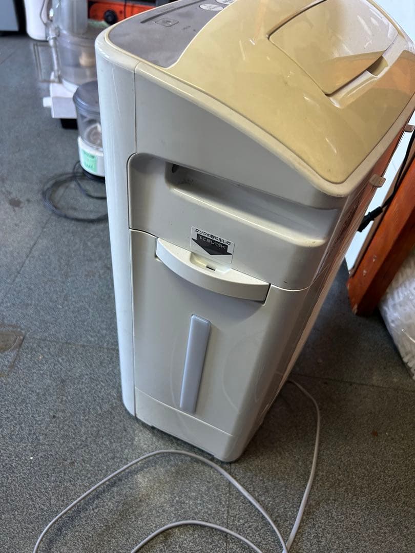 シャープ　加湿空気清浄機　KCーB40-W