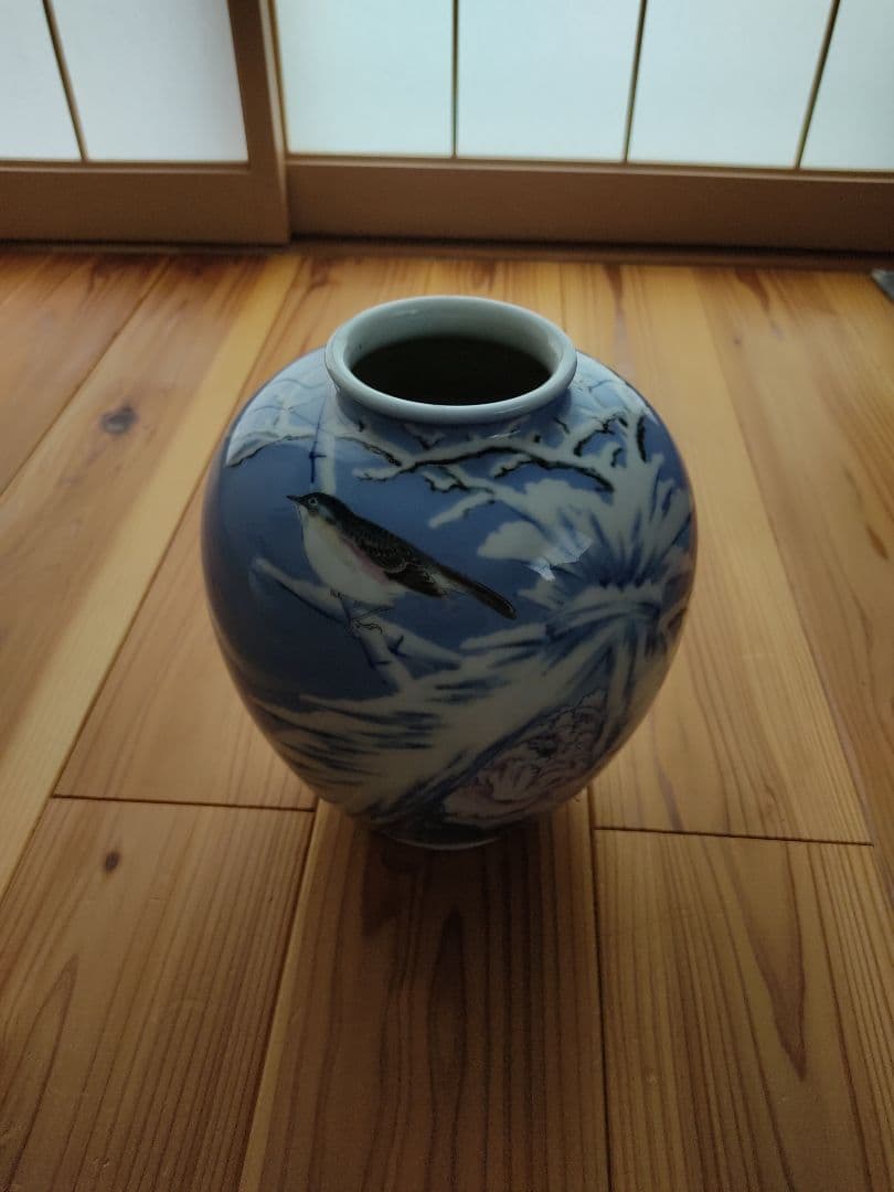 深川製磁　陶器製青い花瓶 鳥と花のデザイン