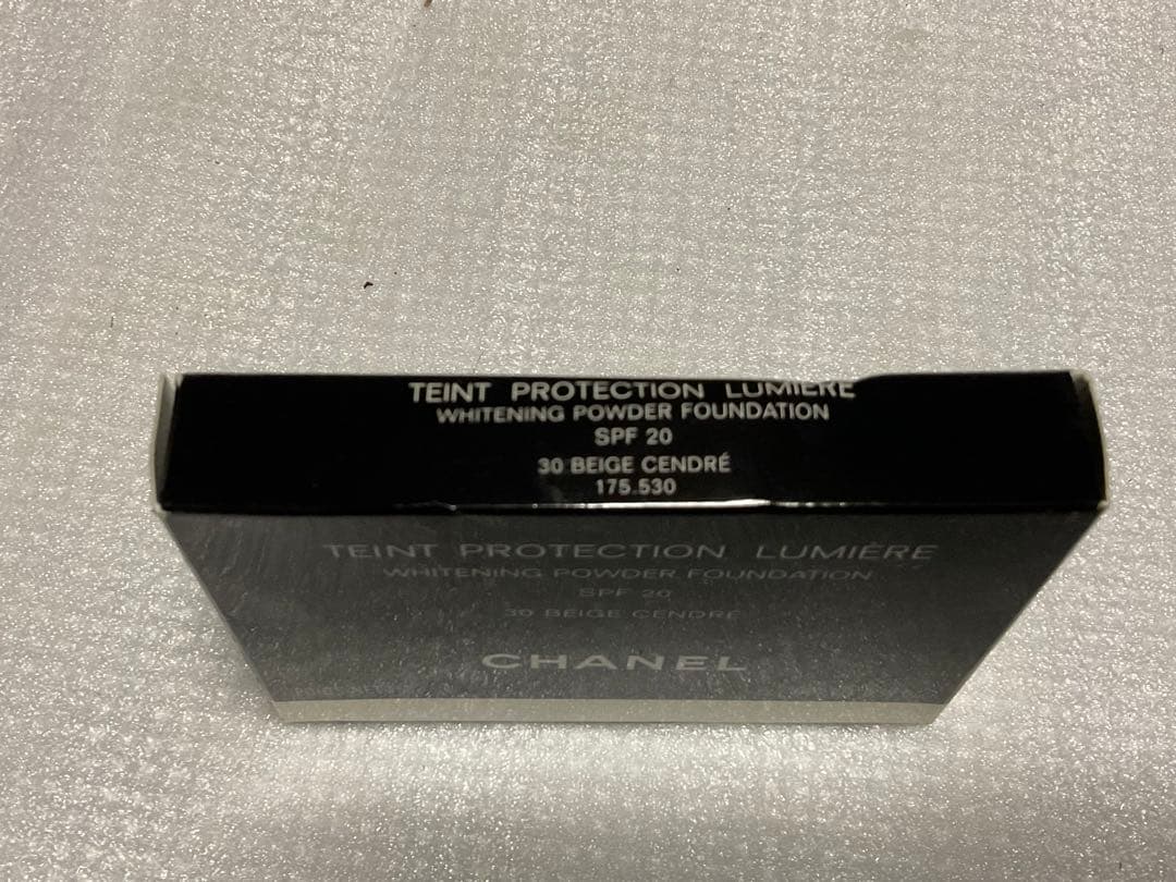 CHANEL／タン　プロテクシオン　ルミエール。イタリー製【新品未使用品】。
