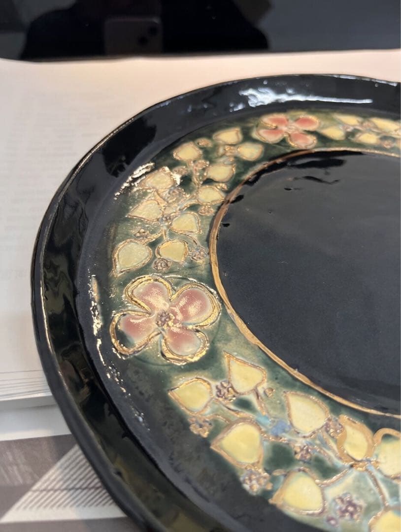 喜多里加 花模様の黒色陶器大皿 直径23cm