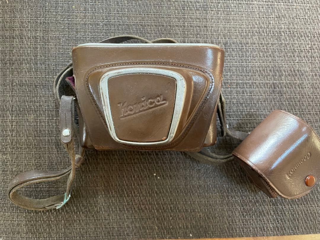 Konica III A フィルムカメラ　革製のカメラケース付