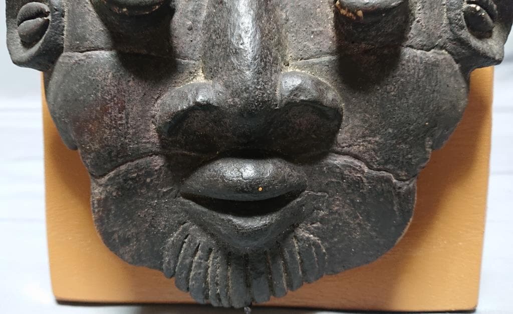 primitive art　カメルーン　亀甲羅装飾　タカラガイ象嵌　バモンマスク