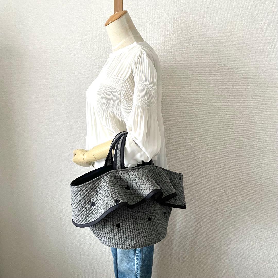 フレアフリル付き丸底マルシェバッグ　ヌビバッグ　グレー×ハート刺繍　ハンドメイド