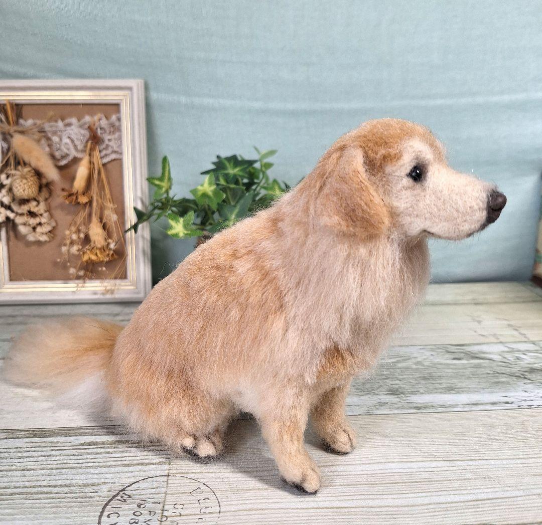 フェルト製犬の置物 約15cm ベージュ