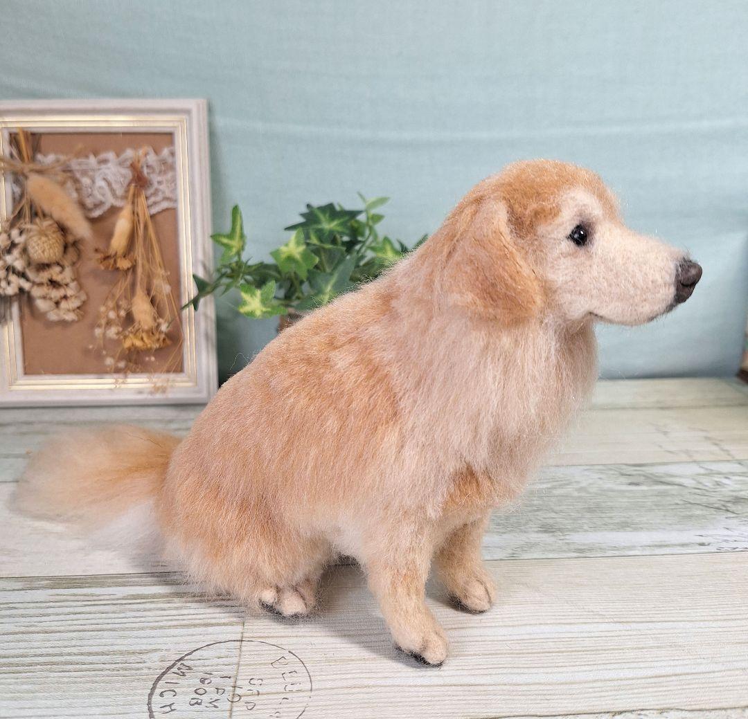 フェルト製犬の置物 約15cm ベージュ