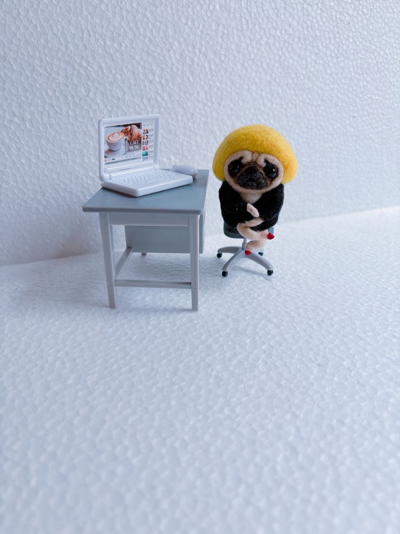 羊毛フェルトパグちゃんキャリアウーマン