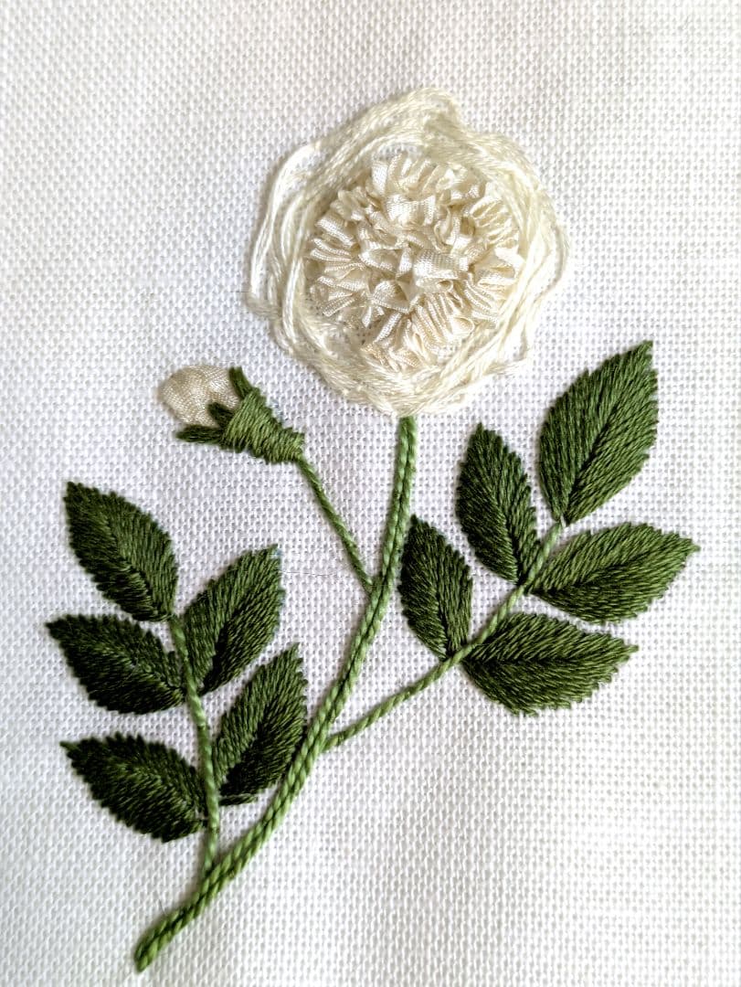 ◇バラの刺繍◇ ハンドメイド ローズガーデン風のタペストリー