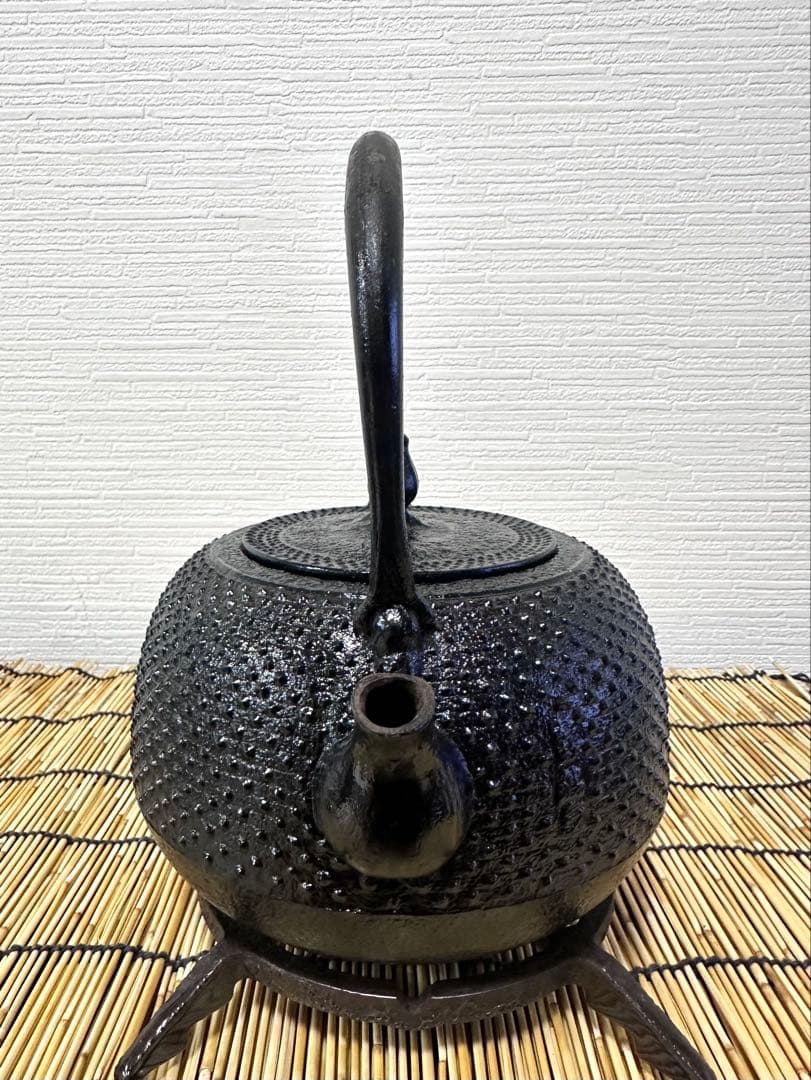 未使用品、保管品　南部鉄器伝統工芸士　佐藤勝芳南部宝寿堂　１５型アラレ　南部鉄瓶