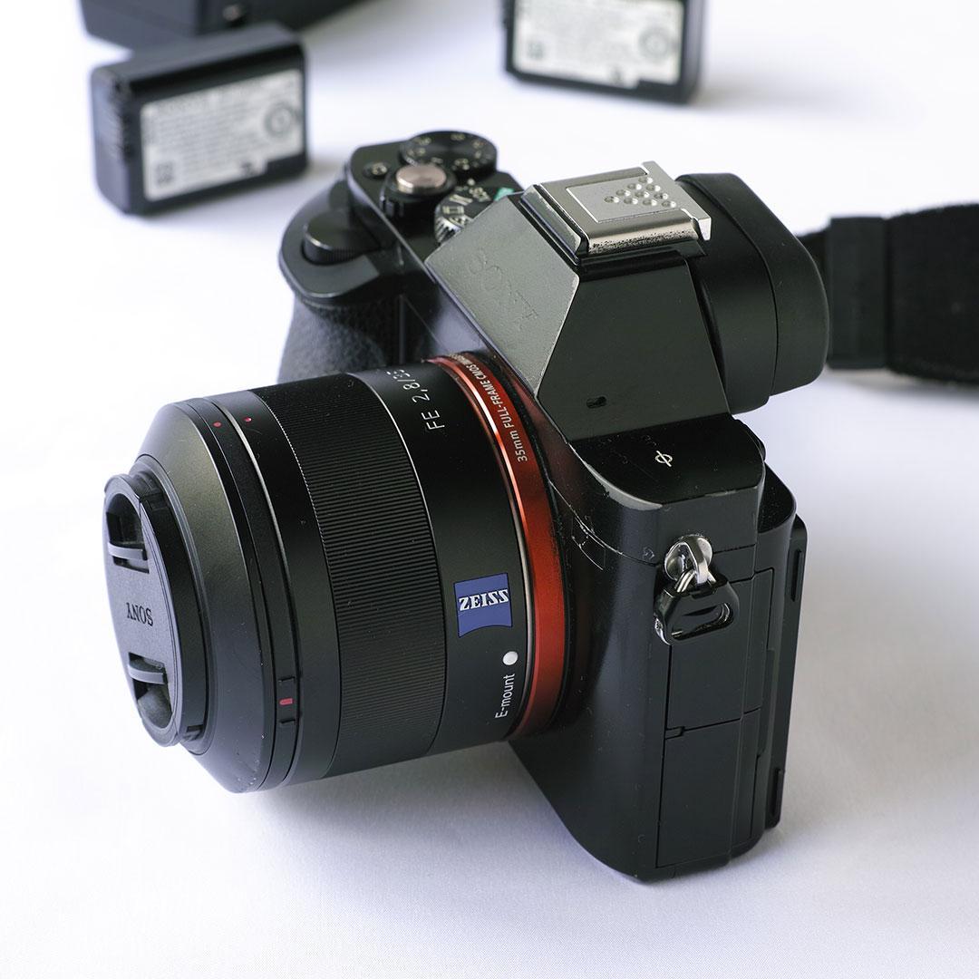 カメラとレンズのセット：①SONY α7S、②SONYツァイス35mmf2.8