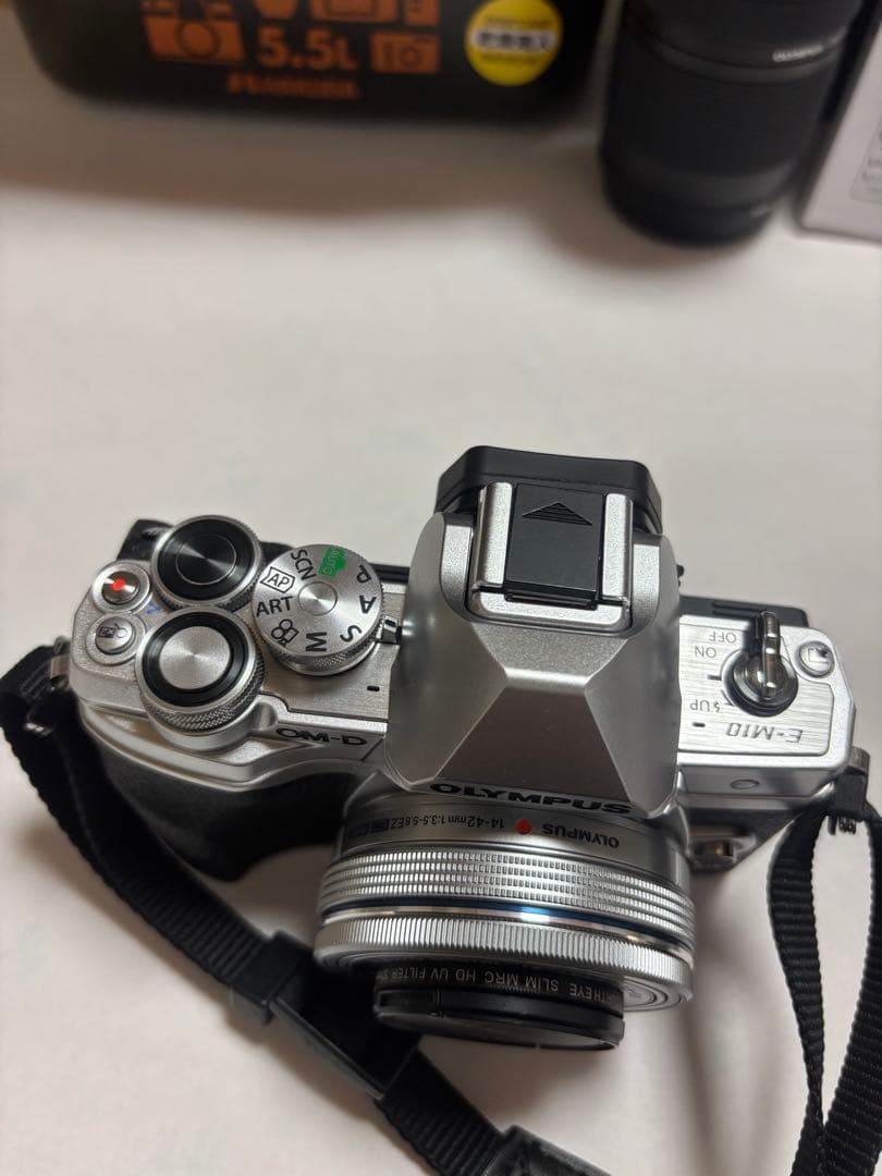 OLYMPUS E-M10 Mark IV 本体 + レンズ