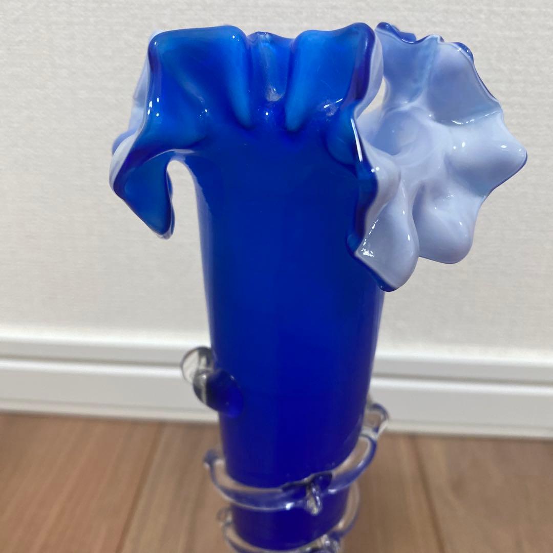 青いフリルエッジガラス花瓶　アンティーク　花瓶　工芸品　ロイヤルブルー