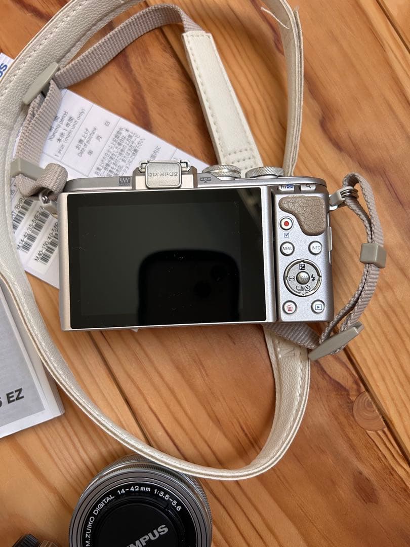 OLYMPUS PEN E-PL8 使用回数2回　ホワイト