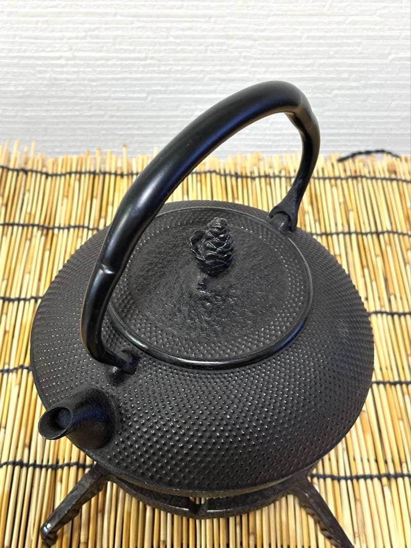 未使用品、供箱、栞等付属品付　南部岩鋳造　１４型平六アラレ　南部鉄瓶　南部鉄器