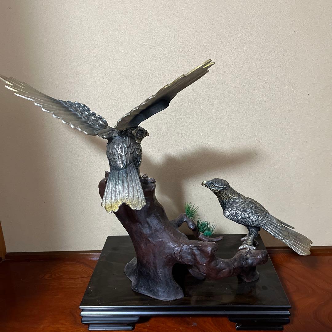 鷲と木の金属彫刻