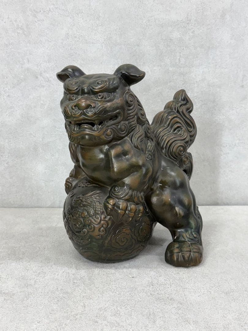 玉乗り 獅子 樹脂 金 縁起物 招福 魔除け 守神 インテリア　ゴールド